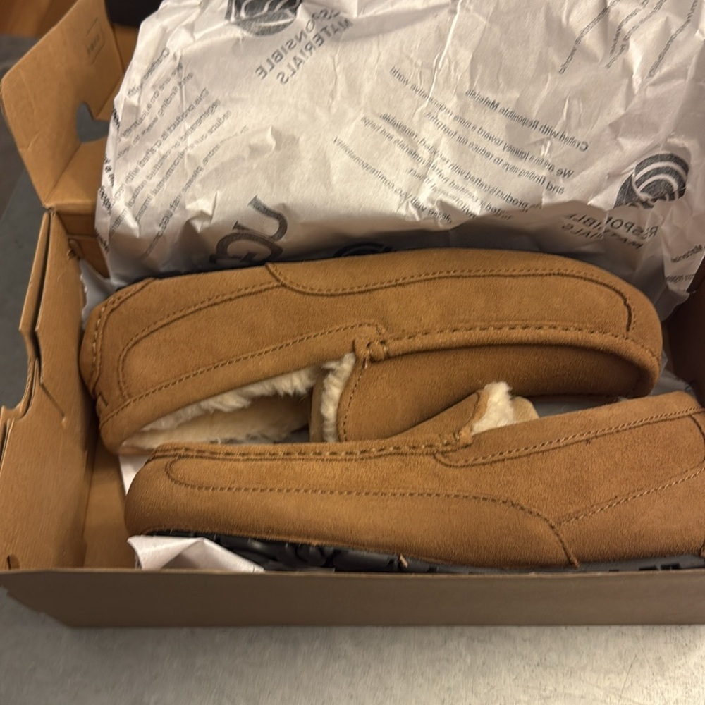 Cozy Brown Suede Moccasin Slippers Never Worn. Mens size 9. With Original Box - Picture 6 of 6
